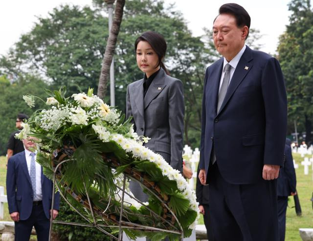 필리핀을 국빈 방문 중인 윤석열 대통령과 김건희 여사가 6일(현지시간) 필리핀 마닐라 영웅묘지 내 한국전 참전 기념비에 헌화하고 있다. 마닐라=연합뉴스