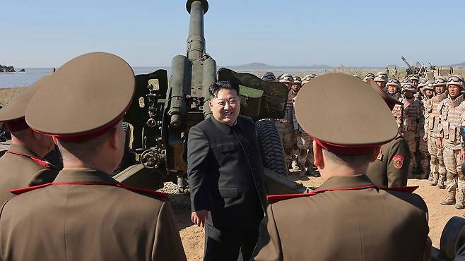 김정은, 포병학교 졸업생들 포실탄사격훈련 현지지도 [사진제공:연합뉴스]