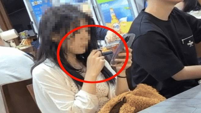 지난 7월 서울시내 한 식당에서 전자담배를 피우는 중국인 여성 (온라인 커뮤니티 캡처)