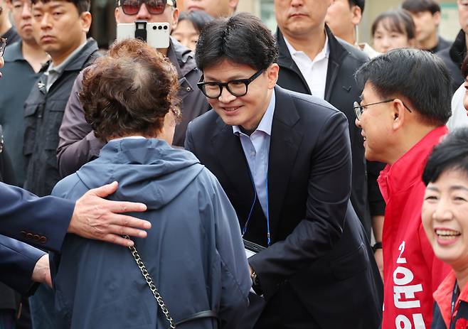 한동훈 국민의힘 대표가 6일 오전 부산 금정구 남산성당 앞에서 신도들과 인사하며 윤일현 금정구청장 보궐선거 후보 지지를 호소하고 있다. 연합뉴스