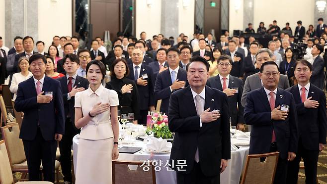 윤석열 대통령과 김건희 여사가 6일(현지시간) 필리핀 마닐라의 한 호텔에서 열린 동포만찬간담회에 참석해 국기에 대한 경례를 하고 있다. 김창길 기자