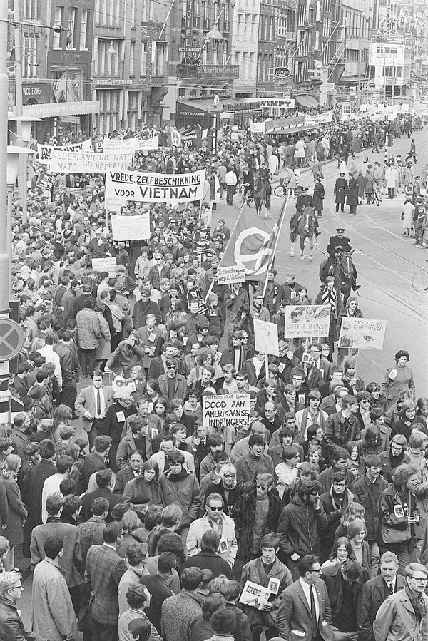 1968혁명 당시 서베를린에서 벌어진 반전 시위. 위키피디아