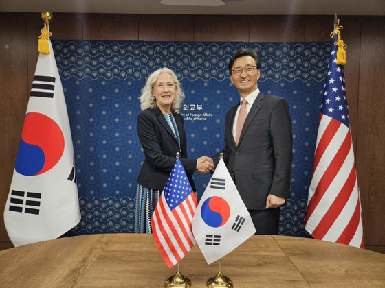 Lee Tae-woo, Korea's chief negotiator for the defense cost-sharing talks, right, signs the preliminary agreement for the 12th Special Measures Agreement (SMA) with Linda Specht, U.S. Senior Advisor in the Bureau of Political-Military Affairs, at the Ministry of Foreign Affairs building in Seoul on Thursday. [MINISTRY OF FOREIGN AFFAIRS]