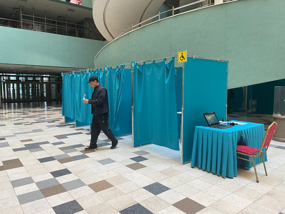 A voter leaves a voting booth after casting his ballot at a polling station in central Astana on Sunday. [LIM JEONG-WON]