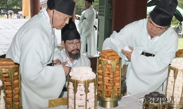 정명근 화성시장이 화성시 융릉에서 산릉제례를 봉행하고 있다. 김시범·조주현·홍기웅기자