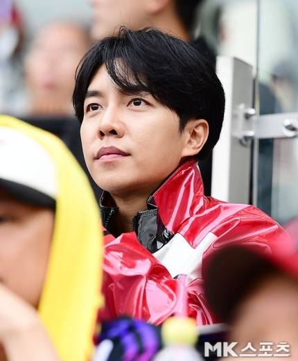 6일 열린 ‘2024 KBO리그 포스트시즌’ 준플레이오프 2차전 KT 위즈와 LG 트윈스의 경기에서 이승기는 트윈스의 상징적인 컬러를 반영한 스타일링으로 현장을 압도했다.  / 사진 = 김영구 기자