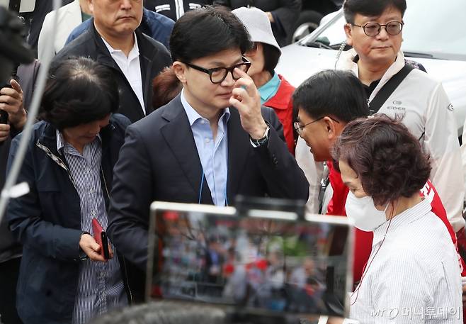 (부산=뉴스1) 윤일지 기자 = 한동훈 국민의힘 대표가 6일 오전 부산 금정구 남산성당 앞에서 윤일현 금정구청장 후보 지지를 호소하며 안경을 고쳐쓰고 있다. 2024.10.6/뉴스1  Copyright (C) 뉴스1. All rights reserved. 무단 전재 및 재배포,  AI학습 이용 금지. /사진=(부산=뉴스1) 윤일지 기자