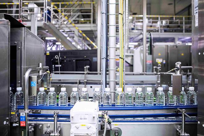 L5 스마트팩토리 내 제주삼다수 생산 모습. [제주개발공사 제공]