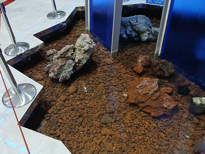 삼다수공장 홍보관 내 미니 폭포. 2012년부터 화산송이에 의해 정화된 이 물은 10년 넘게 이끼 하나 없이 정화되고 있다. 김희량 기자