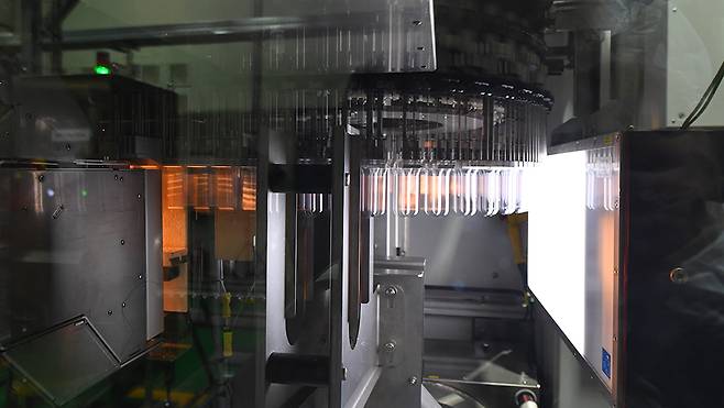 물이 담기는 플라스틱 병을 만들기 위한 프리폼이 생산되는 모습. [제주개발공사 제공]