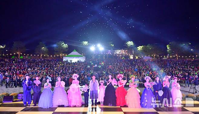 장성 황룡강 가을꽃축제 개막식 '플라워 뷰티쇼' (사진=장성군 제공) photo@newsis.com *재판매 및 DB 금지