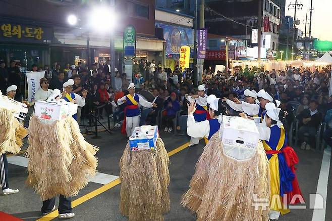 [용인=뉴시스]5일 신갈동행정복지센터 일대에서 열린 '신갈오거리 도시재생사업 거리축제'에 마련된 문화공연 모습