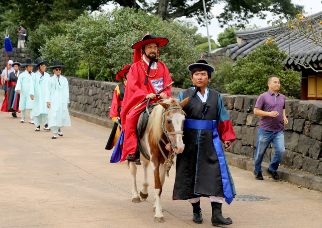 성읍민속마을에서 매년 열리는 전통 민속 재현 축제의 한 장면.