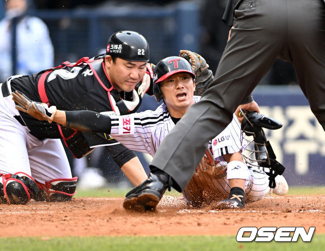 [OSEN=잠실, 이대선 기자] 6일 서울 잠실야구장에서 2024 신한 SOL뱅크 KBO 포스트시즌 준플레이오프 2차전 LG 트윈스와 KT 위즈의 경기가 열렸다.LG는 임찬규, KT는 엄상백을 선발 투수로 내세웠다.5말 무사 1루에서 LG 오스틴의 안타 때 홈으로 쇄도한 1루주자 신민재가 아웃되고 있다. 2024.10.06 /sunday@osen.co.kr