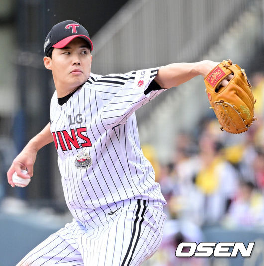 [OSEN=잠실, 최규한 기자] 6일 서울 잠실야구장에서 ‘2024 신한 SOL뱅크 KBO 포스트시즌’ 준플레이오프 2차전 LG 트윈스와 KT 위즈의 경기가 열렸다.LG는 임찬규, KT는 엄상백을 선발 투수로 내세웠다.1회초 LG 선발 임찬규가 힘차게 공을 뿌리고 있다. 2024.10.06 / dreamer@osen.co.kr