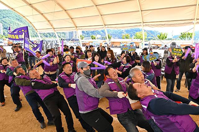 ▲읍면대항 줄다리기에서 혼신의 힘을 다하고 있는 참가자들 모습. ⓒ정선군