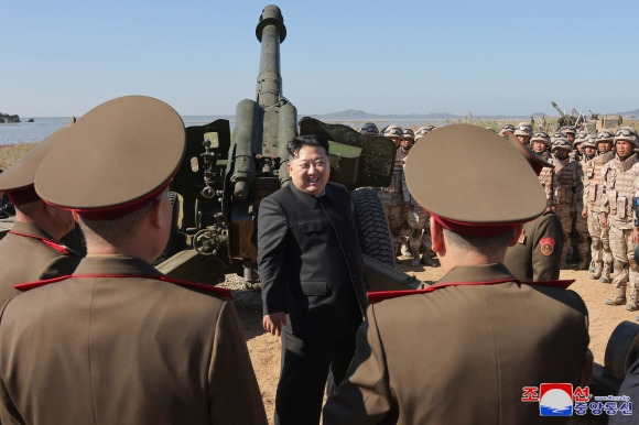 김정은 북한 국무위원장이 한 달 만에 오진우 포병종합군관학교를 다시 찾아 제75기 졸업생들의 포실탄사격훈련을 현지지도했다고 조선중앙통신이 6일 보도했다. 2024.10.6 조선중앙통신 연합뉴스