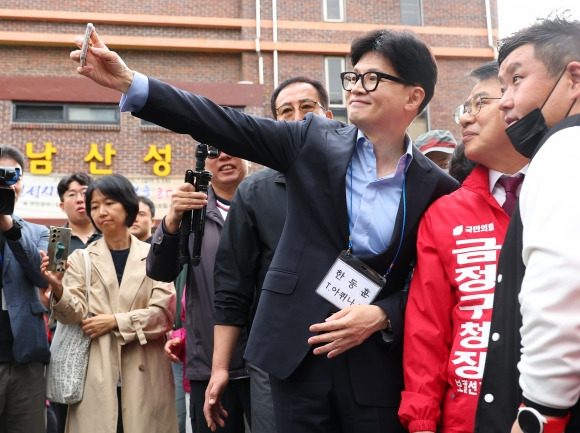 한동훈, 부산서 1박2일 보궐선거 지원유세 - 국민의힘 한동훈 대표가 6일 오전 부산 금정구 남산성당 앞에서 신도들과 사진을 찍으며 윤일현 금정구청장 보궐선거 후보 지지를 호소하고 있다.  부산 연합뉴스