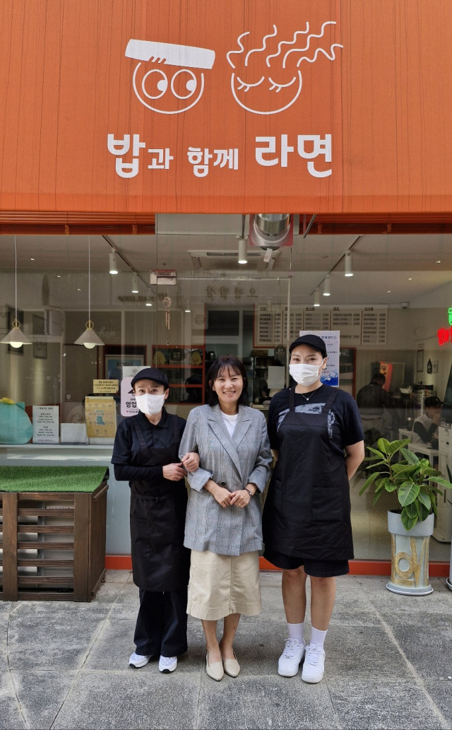 지난달 30일 밥과함께라면 동백호수점에서 정혜영 용인시자활센터 정혜영 팀장(가운데)과 종사자들이 밝게 웃고 있다. 사진 = 손대선 기자