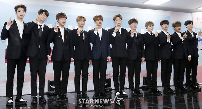 그룹 워너원이 7일 오후 서울 구로구 고척스카이돔에서 진행된 첫 데뷔 미니앨범 '1X1=1(TO BE ONE)' 발매 기념 기자간담회에 참석해 포즈를 취하고 있다. /사진=김휘선 기자 hwijpg@