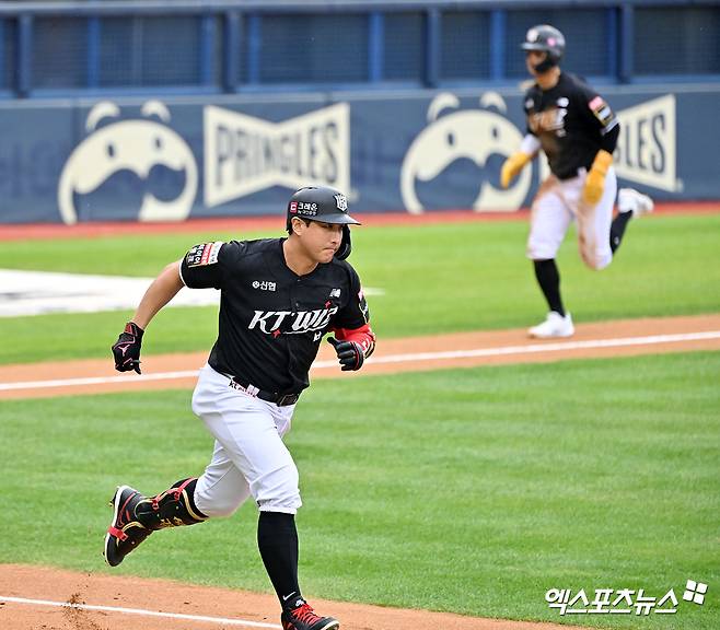 6일 오후 서울 송파구 잠실야구장에서 열린 '2024 신한 SOL Bank KBO 포스트시즌' KT 위즈와 LG 트윈스의 준플레이오프 2차전 경기, 2회초 2사 3루 KT 황재균이 1타점 적시타를 날리고 있다. 잠실, 김한준 기자