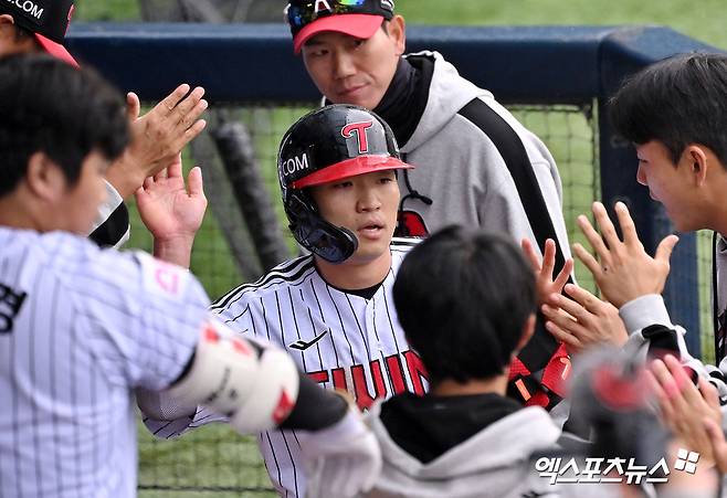 6일 오후 서울 송파구 잠실야구장에서 열린 '2024 신한 SOL Bank KBO 포스트시즌' KT 위즈와 LG 트윈스의 준플레이오프 2차전 경기, 3회말 무사 2,3루 LG 박해민이 홍창기의 내야땅볼때 득점에 성공한 후 더그아웃에서 하이파이브를 하고 있다. LG는 이날 특유의 발야구가 불을 뿜으면서 홈에서 KT를 7-2로 뒤집기 승리를 챙기고 시리즈 1승1패를 기록했다. 잠실, 김한준 기자