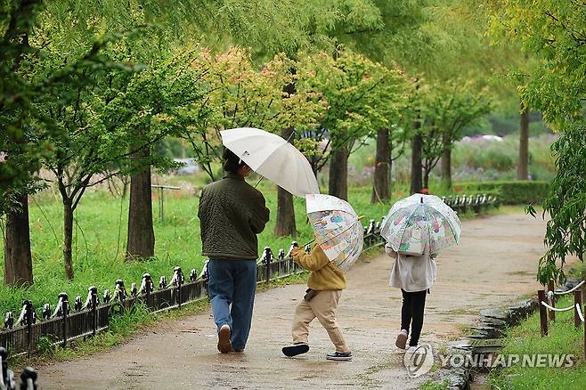 우산 쓰고 즐기는 가을비 산책 (대전=연합뉴스) 강수환 기자 = 개천절인 3일 오후 시민들이 비가 내리는 대전 서구 한밭수목원에서 산책을 즐기고 있다. 2024.10.3 swan@yna.co.kr