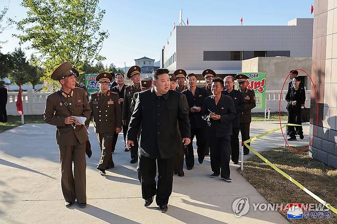 김정은, 평북도 지방공업공장건설장 방문…김여정 동행 (평양 조선중앙통신=연합뉴스) 김정은 북한 국무위원장이 평북도 지방공업공장건설장을 찾아 건설사업을 지도했다고 조선중앙통신이 6일 보도했다. 사진 오른쪽 끝 인물은 김 위원장의 동생 김여정(빨간 동그라미). 2024.10.6 
    [국내에서만 사용가능. 재배포 금지. For Use Only in the Republic of Korea. No Redistribution] nkphoto@yna.co.kr