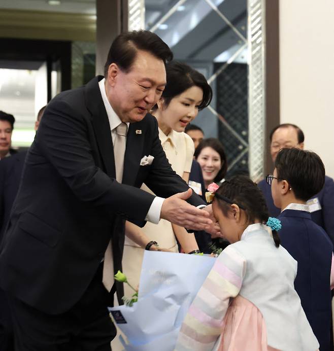 필리핀을 국빈 방문한 윤석열 대통령과 김건희 여사가 6일 오후(현지시간) 필리핀 마닐라 페닌슐라 호텔에서 열린 동포 만찬 간담회에 참석해 화동으로부터 꽃다발을 받고 있다.(사진=연합뉴스)