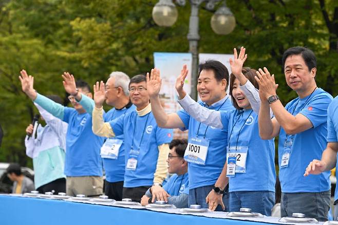 나경원 스페셜올림픽코리아 명예회장을 비롯해 2024 슈퍼 블루 마라톤 대회 관계자들이 개막을 알리는 축포 버튼을 누르고 있다. 사진=스페셜올림픽코리아