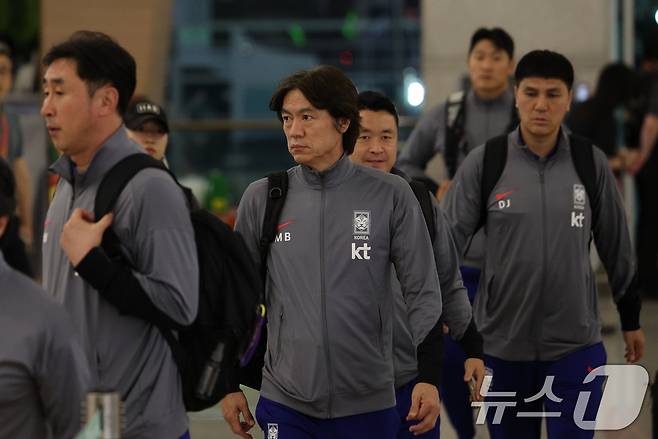 홍명보 대한민국 축구대표팀 감독이 6일 밤 인천국제공항 제1터미널을 통해 요르단으로 출국하고 있다. 대한민국 축구대표팀은 오는 10일 오후 11시(한국시간) 요르단과 2026 국제축구연맹(FIFA) 북중미 월드컵 아시아지역 3차 예선 B조 조별리그 3차전을 갖는다. 2024.10.6/뉴스1 ⓒ News1 장수영 기자