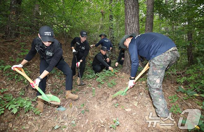 육군 제32보병사단이 2일 충남 논산 대둔산 짜개봉 일대에서 6·25전사자 유해발굴을 실시하고 있다. (사진은 기사 내용과 무관함) /뉴스1 ⓒ News1 김기태 기자