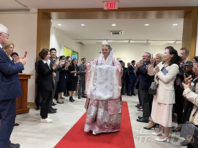 분홍빛 한복을 입은 주유엔 오스트리아 대사 가족.(주유엔 한국대표부 제공)