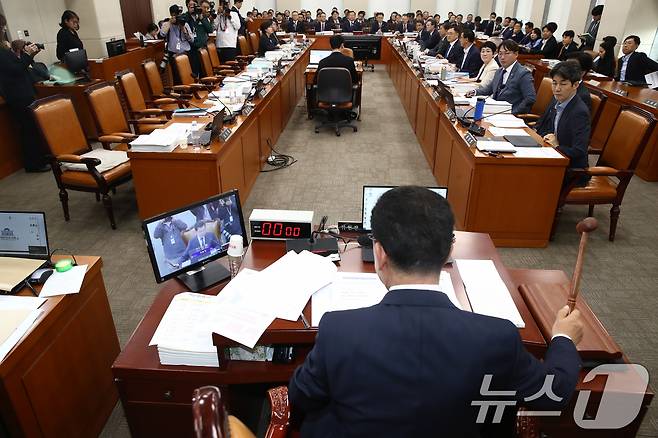 신정훈 국회 행안위원장이 7일 오전 서울 여의도 국회 행정안전위원회 전체회의장에서 열린 행정안전부 등에 대한 국정감사에서 의사봉을 두드리고 있다. 이날 국민의힘 의원들은 신 위원장이 불출석 사유서를 제출하지 않고 국감 출석을 회피한 '대통령 관저 증축'의혹 증인인 21그램 김태영, 이승만 대표에 대한 동행명령장을 발부하자 항의하며 퇴장해 자리가 비어 있다. 2024.10.7/뉴스1 ⓒ News1 이광호 기자