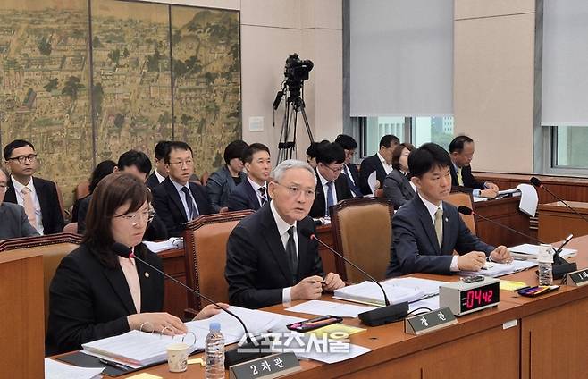 7일 오후  유인촌 문체부 장관이 국회 문화체육관광위원회 국정감사에서 의원들의 질의에 답변하고 있다.