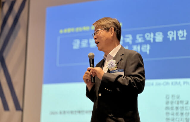 김진오 한국로봇산업협회장이 지난 6월 서울 삼성동 코엑스에서 열린 '2024 로봇 미래전략 컨퍼런스'에서 '글로벌 3대 로봇 강국 도약을 위한 도전과 전략'을 주제로 기조 강연을 진행했다. (사진=지디넷코리아 신영빈 기자)