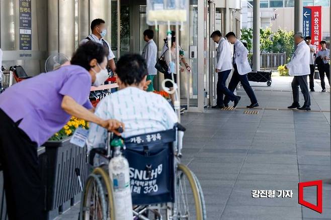 서울대병원 교수들이 전공의 사태 해결 등을 요구하며 무기한 휴진에 돌입한 지난 6월17일 서울 종로구 서울대병원에서 환자와 환자 가족이 의료진을 바라보고 있다. 사진=강진형 기자aymsdream@