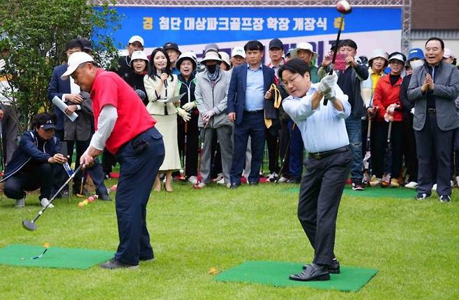 강기정 광주시장이 7일 오후 북구 첨단대상파크골프장 개장식에 참석, 내빈들과 시타를 하고 있다. [사진 제공=광주시]