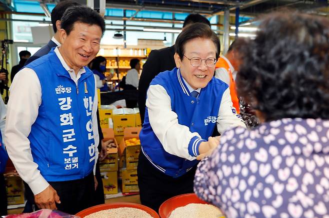 더불어민주당 이재명 대표가 지난 5일 인천 강화군 강화풍물시장을 방문해 한연희 강화군수 후보 지지를 호소하며 시장 상인들과 악수하고 있다. /뉴시스