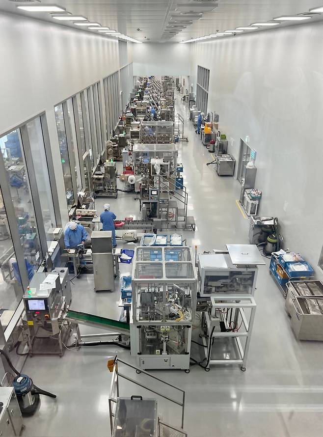 The packaging production process viewed through the observation window at the Osulloc tea factory. /Kim Eun-young