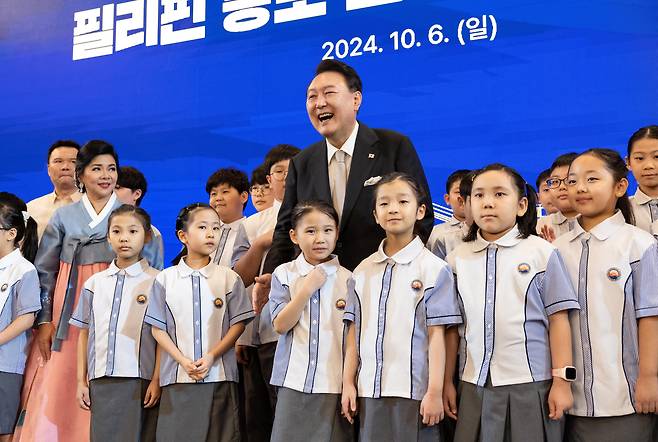 필리핀을 국빈 방문한 윤석열 대통령이 6일 오후(현지시각) 필리핀 마닐라 페닌슐라 호텔에서 열린 동포 만찬 간담회에서 공연한 필리핀한국국제학교 학생들과 함께 기념 촬영을 하고 있다. /연합뉴스