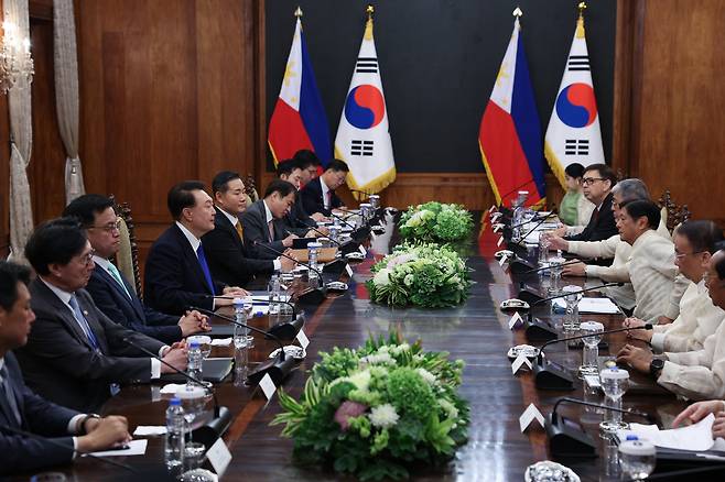 윤석열 대통령이 7일 오전(현지시각) 필리핀 마닐라 말라카냥 대통령궁에서 열린 페르디난드 마르코스 필리핀 대통령과의 한·필리핀 확대 정상회담에서 발언하고 있다. /연합뉴스