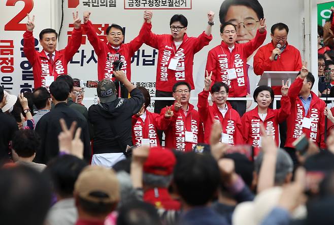 한동훈 국민의힘 대표가 지난 5일 오후 부산 금정구 이마트 금정점 앞에서 윤일현 금정구청장 후보 지원유세를 하고 있다. /뉴스1