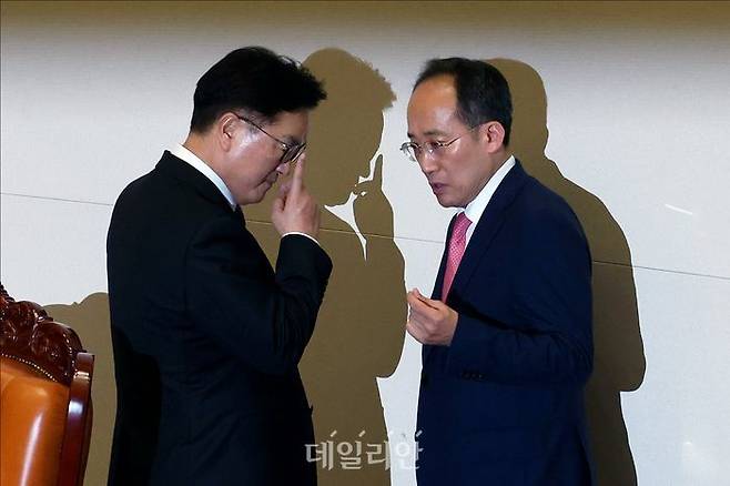 우원식 국회의장과 추경호 국민의힘 원내대표가 지난달 26일 오후 국회 본회의에서 대화를 하고 있다. ⓒ데일리안 홍금표 기자