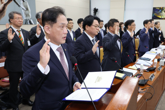 김태규 방송통신위원장 직무대행이 7일 서울 여의도 국회에서 열린 과학기술정보방송통신위원회의 방송통신위원회 등에 대한 국정감사에서 증인선서를 하고 있다. 연합뉴스