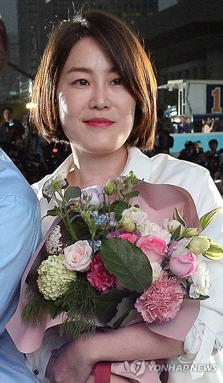 문재인 전 대통령의 딸 다혜씨가 5일 오전 음주 상태에서 차를 몰다 사고를 내 경찰에 적발됐다. 문 씨는 이날 오전 2시 51분 서울 용산구 이태원 해밀톤호텔 앞에서 운전하던 중 차선을 변경하다 뒤따라오던 택시와 부딪혔다. 사진은 지난 2017년 5월 8일 광화문 광장에서 열린 19대 대통령 선거 마지막 유세에서 당시 대선후보였던 문재인 전 대통령과 기념 촬영을 하는 다혜씨. <연합뉴스>