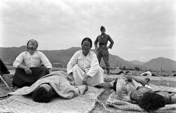 외신기자 칼 마이던스가 1948년 10월 촬영한 여순사건 희생자 유족.여수지역사회연구소 제공