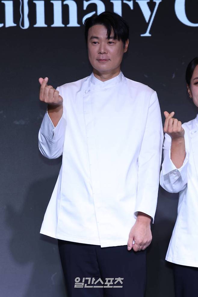 백수저 셰프 최현석이 7일 오전 서울 마포구 호텔나루에서 열린 넷플릭스 오리지널 '흑백요리사: 요리 계급 전쟁' TOP8 기자와의 '맛'남 행사에 참석해 포즈를 취하고 있다. '흑백요리사: 요리 계급 전쟁'은 맛 하나는 최고라고 평가받는 재야의 고수 ‘흑수저’ 셰프들이 대한민국 최고의 스타 셰프 ‘백수저’들에게 도전장을 내밀며 치열하게 맞붙는 100인의 요리 계급 전쟁. 서병수 기자 qudtn@edaily.co.kr /2024.10.07/