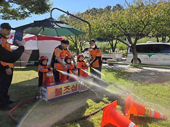 바우덕이 축제 현장에서 방문 어린이들이 소화기 체험을 하고 있다. [사진=안성소방서]