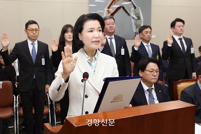 이진숙 방송통신위원장이 7일 국회 과학기술정보방송통신위원회 국정감사에서 증인 선서하고 있다. 권도현 기자